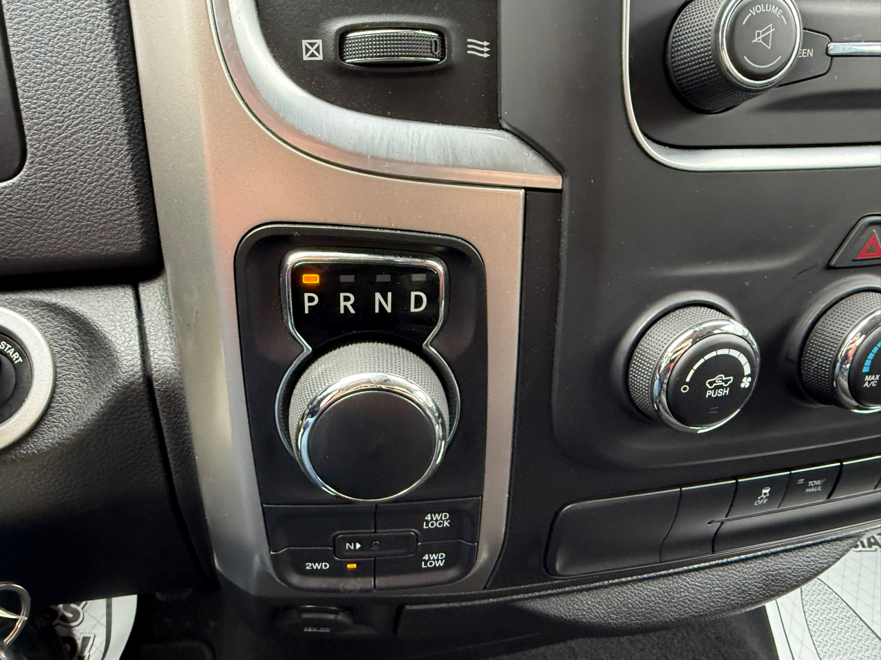 RAM 1500 SLT Quad Cab 4WD 2020