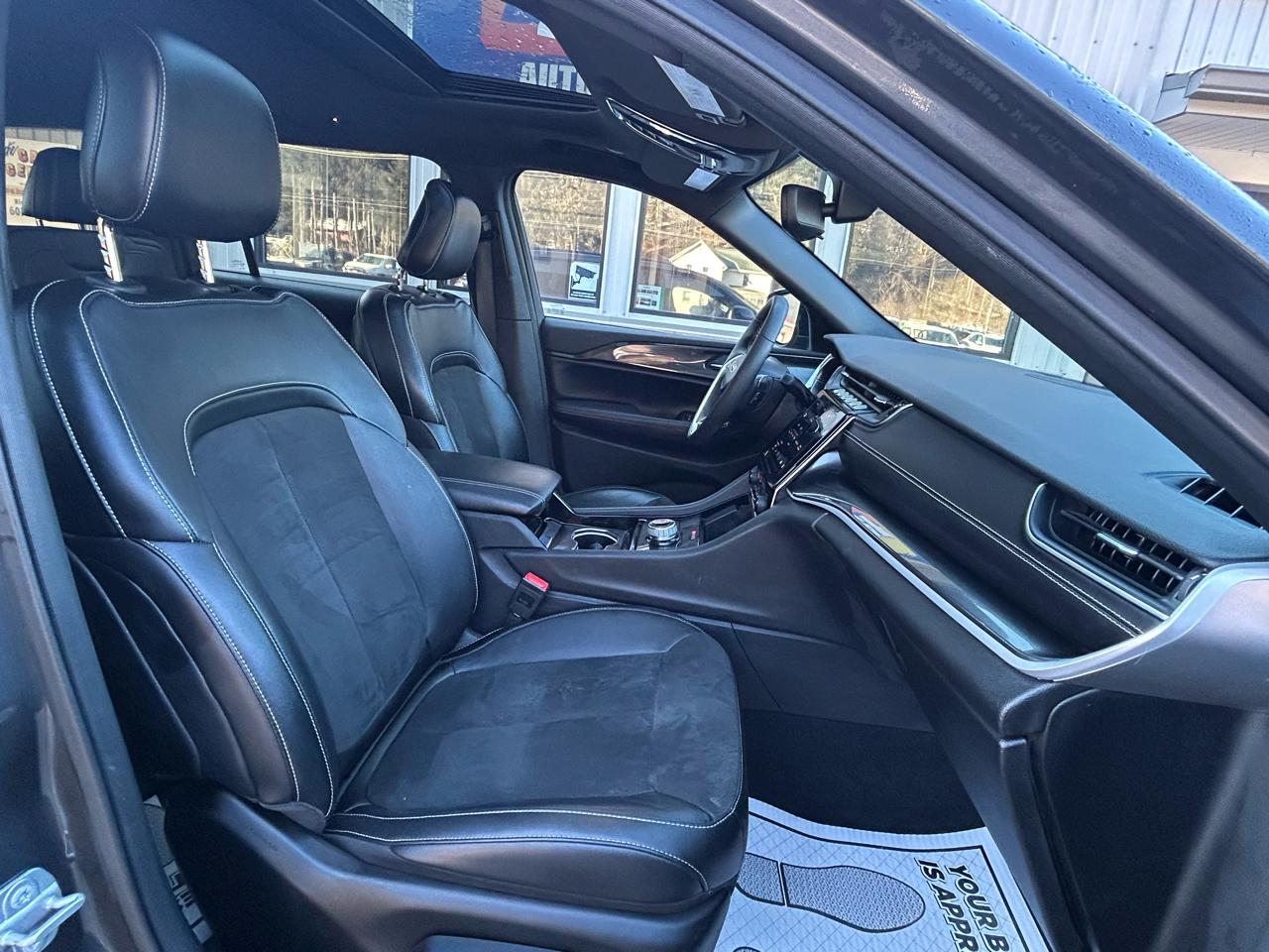 Jeep Grand Cherokee L Laredo 4WD 2023