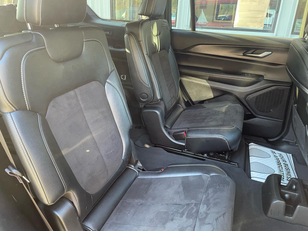 Jeep Grand Cherokee L Laredo 4WD 2023