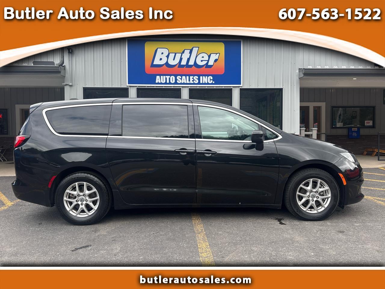 2023 Chrysler Voyager LX's photo