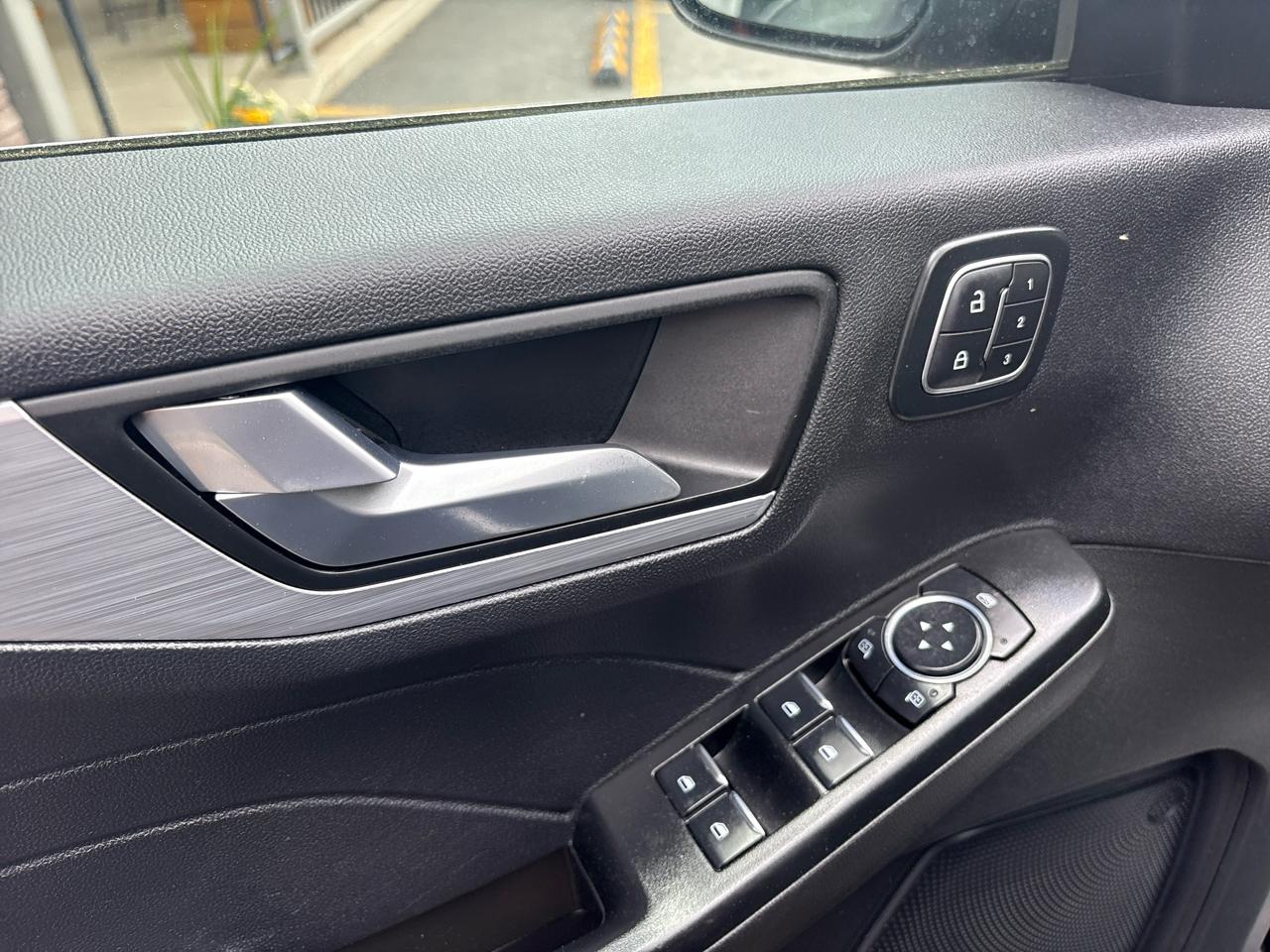 Ford Escape Platinum AWD 2025