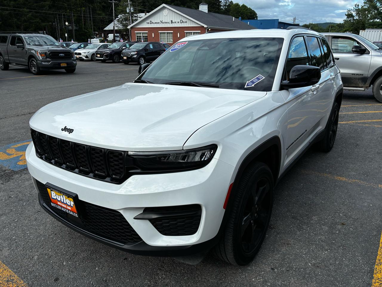 Jeep Grand Cherokee Laredo 4WD 2023