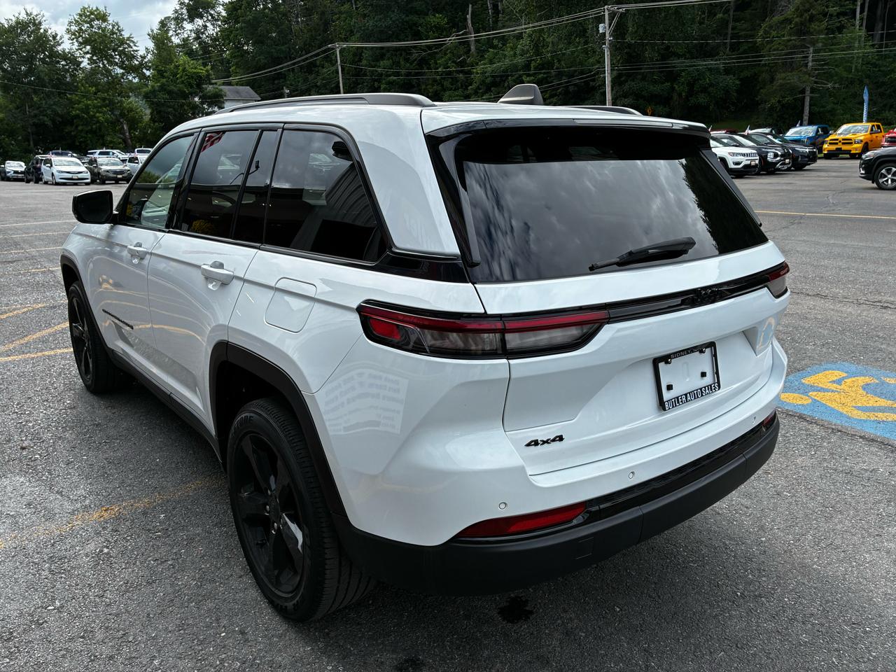Jeep Grand Cherokee Laredo 4WD 2023