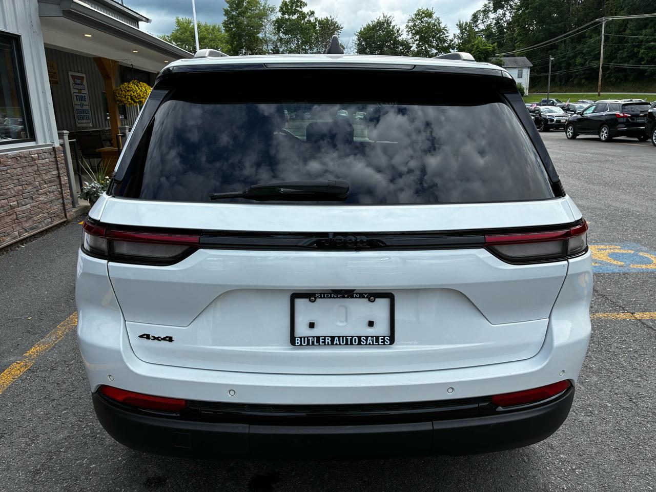 Jeep Grand Cherokee Laredo 4WD 2023