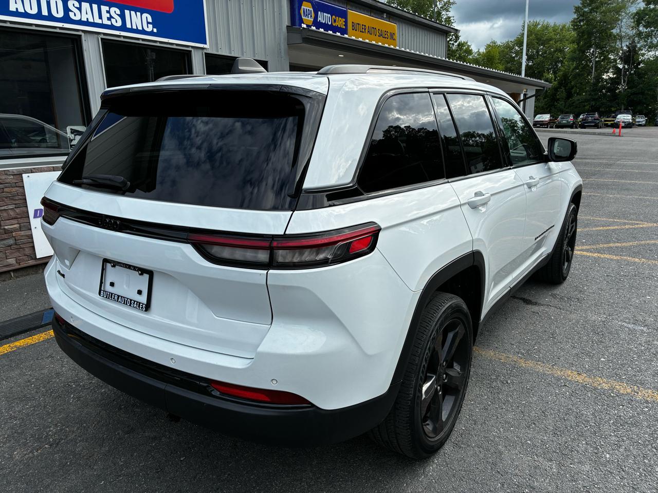 Jeep Grand Cherokee Laredo 4WD 2023