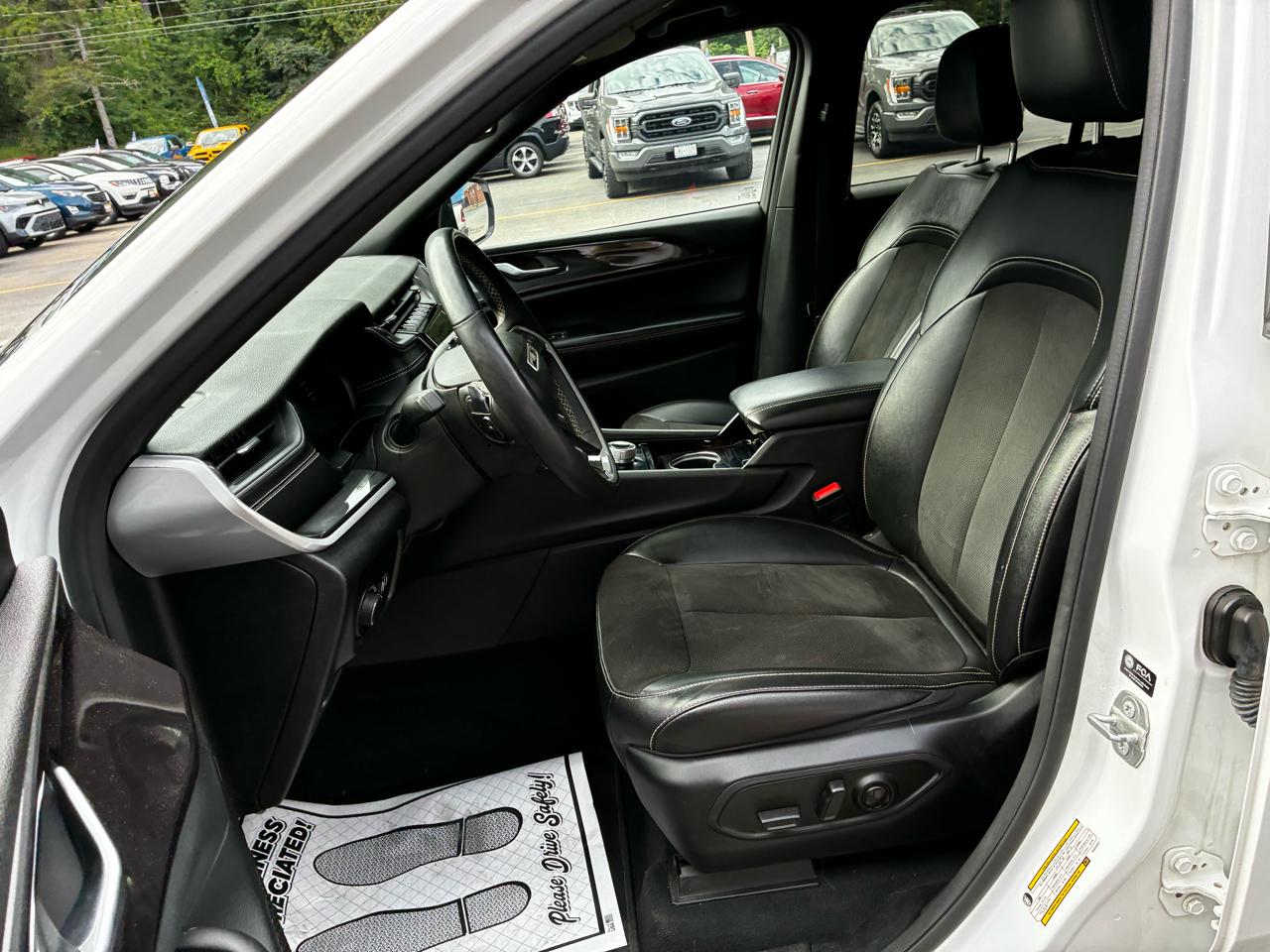 Jeep Grand Cherokee Laredo 4WD 2023