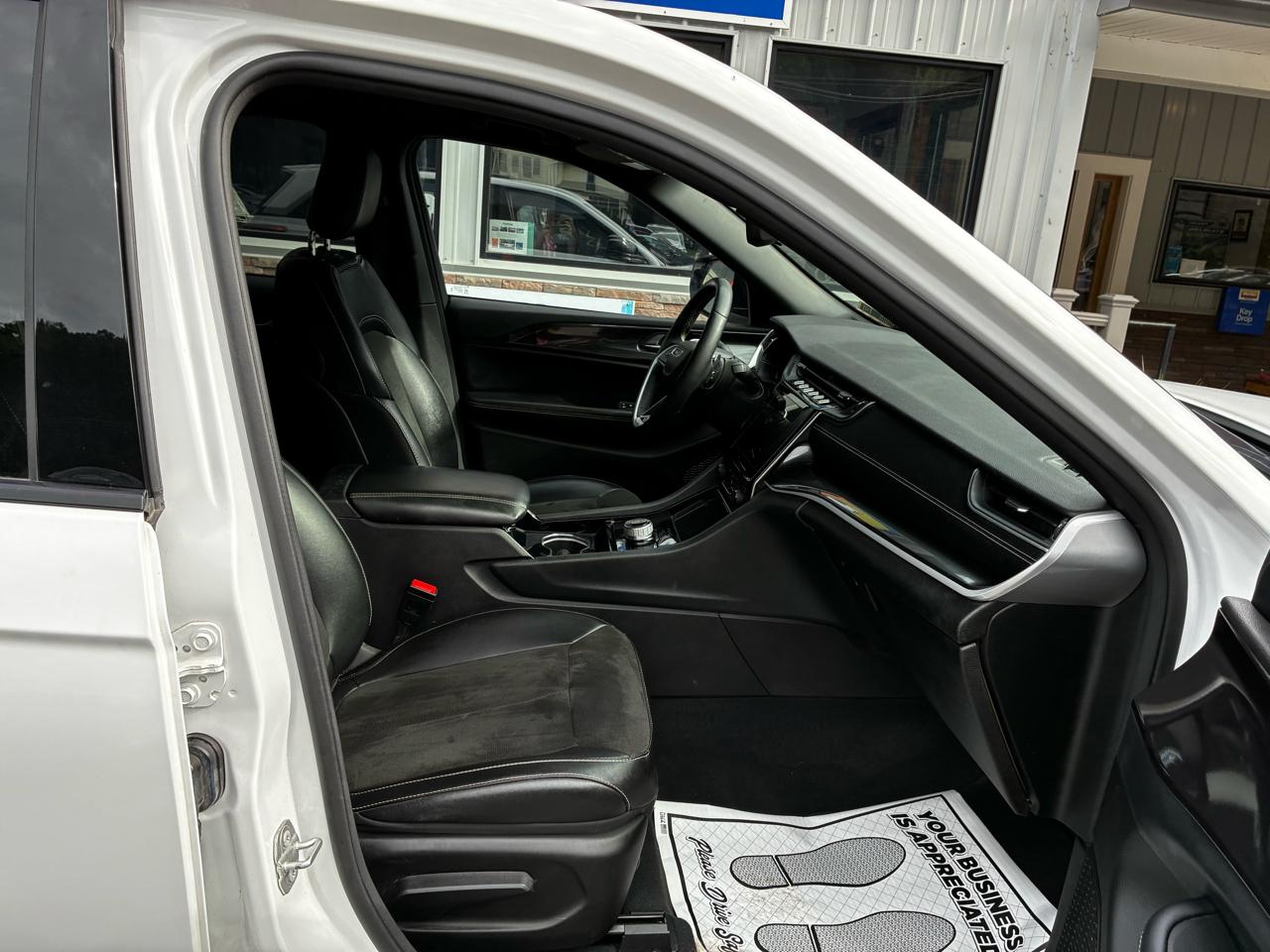 Jeep Grand Cherokee Laredo 4WD 2023