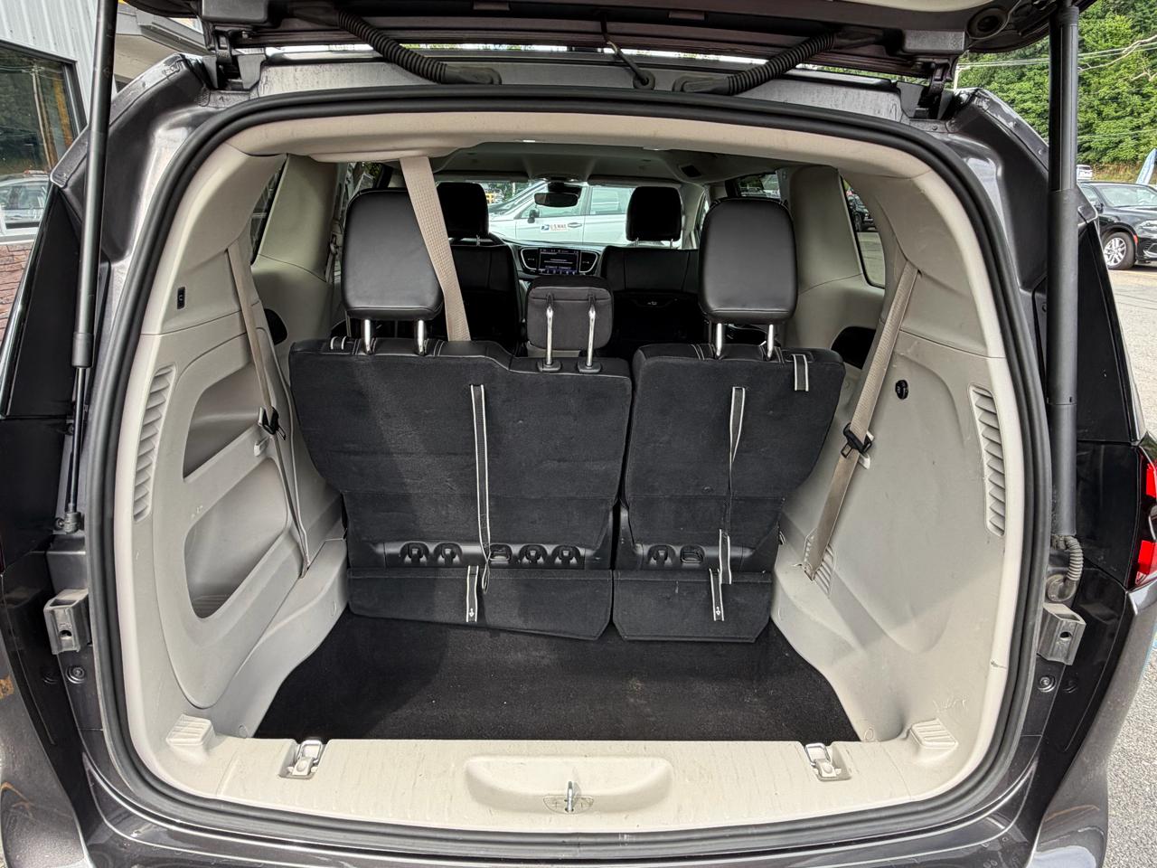 Chrysler Pacifica Touring L 2023