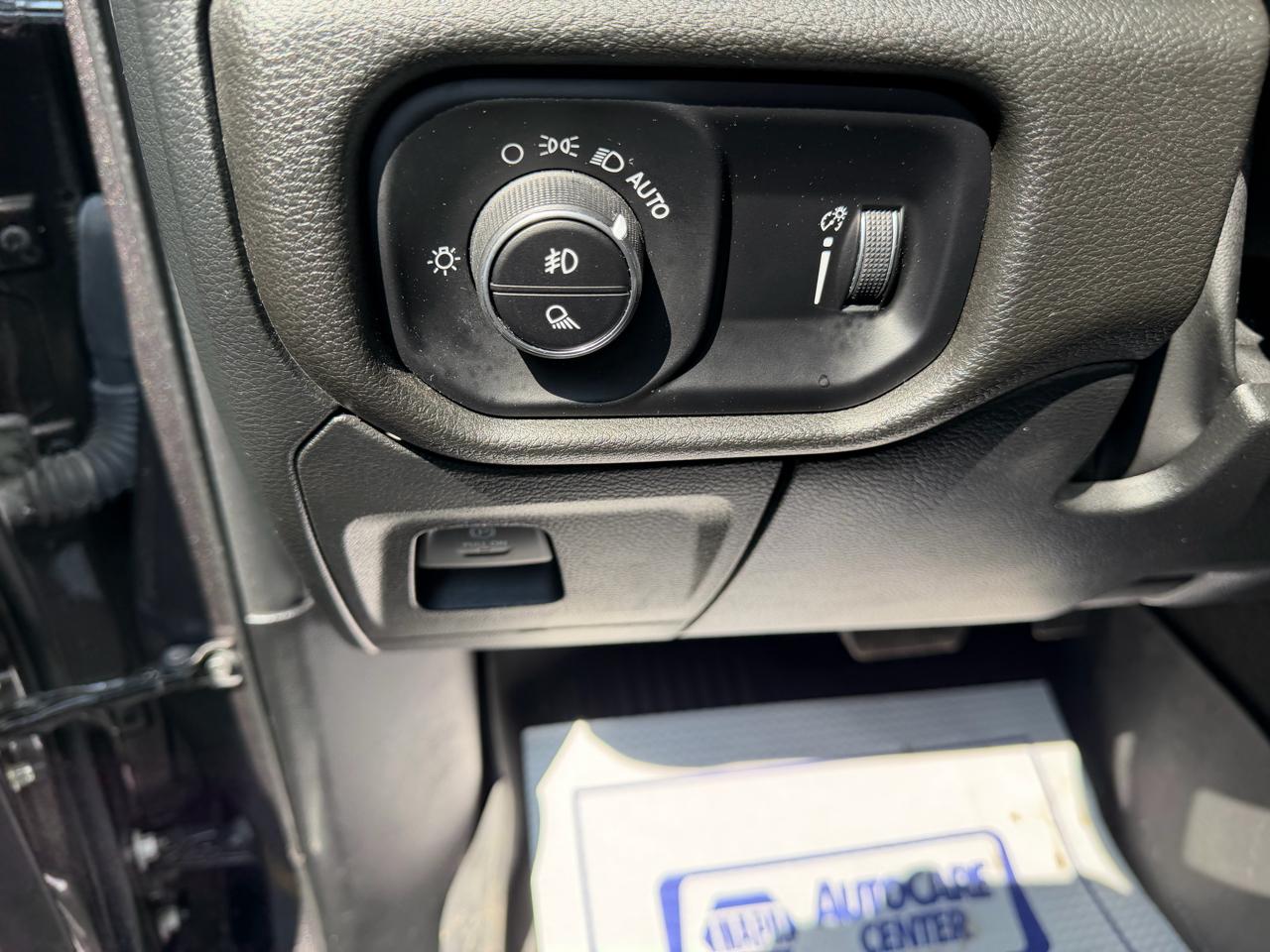 RAM 1500 Tradesman Crew Cab SWB 4WD 2024