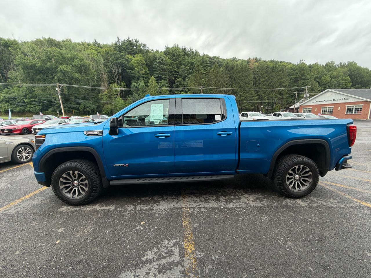 GMC Sierra 1500 AT4 Crew Cab 4WD 2023