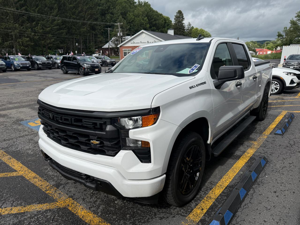 Chevrolet Silverado 1500 Custom Crew Cab 4WD 2024