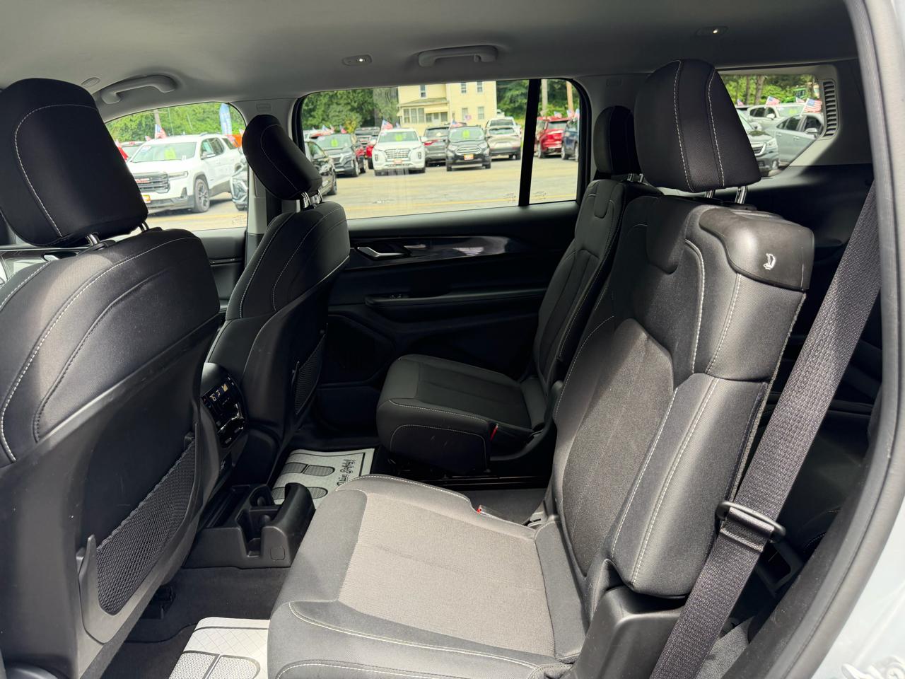 Jeep Grand Cherokee L Laredo 4WD 2023