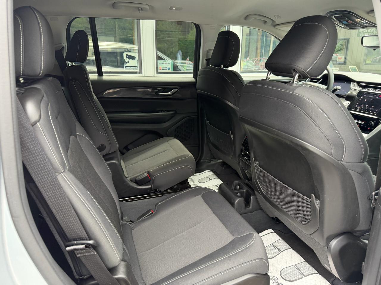 Jeep Grand Cherokee L Laredo 4WD 2023