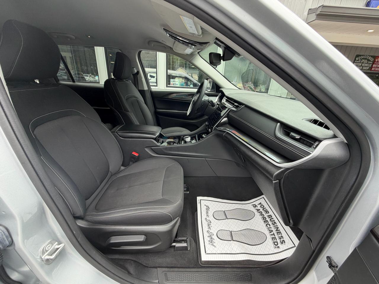 Jeep Grand Cherokee L Laredo 4WD 2023