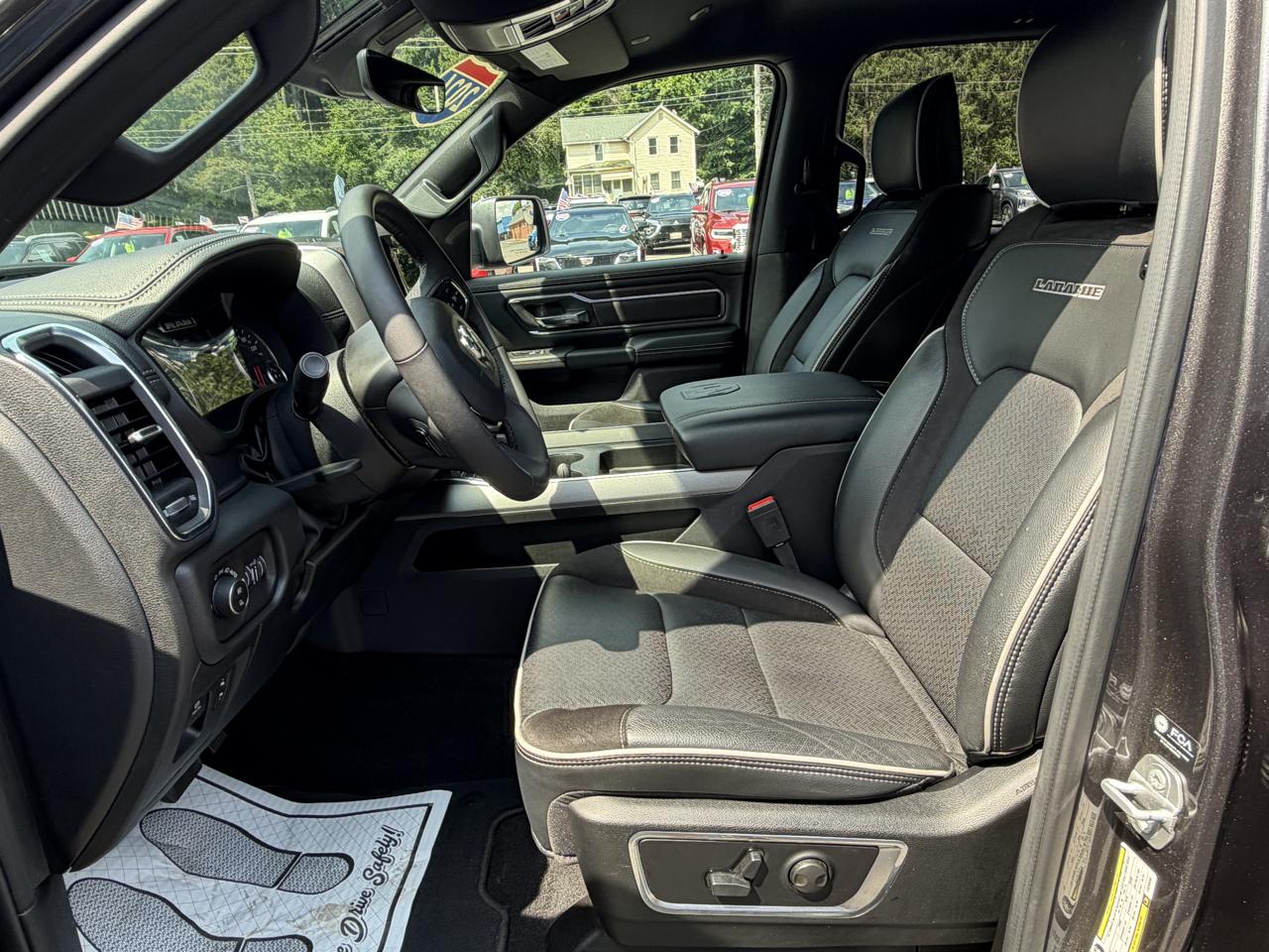 RAM 1500 Laramie Crew Cab SWB 4WD 2026