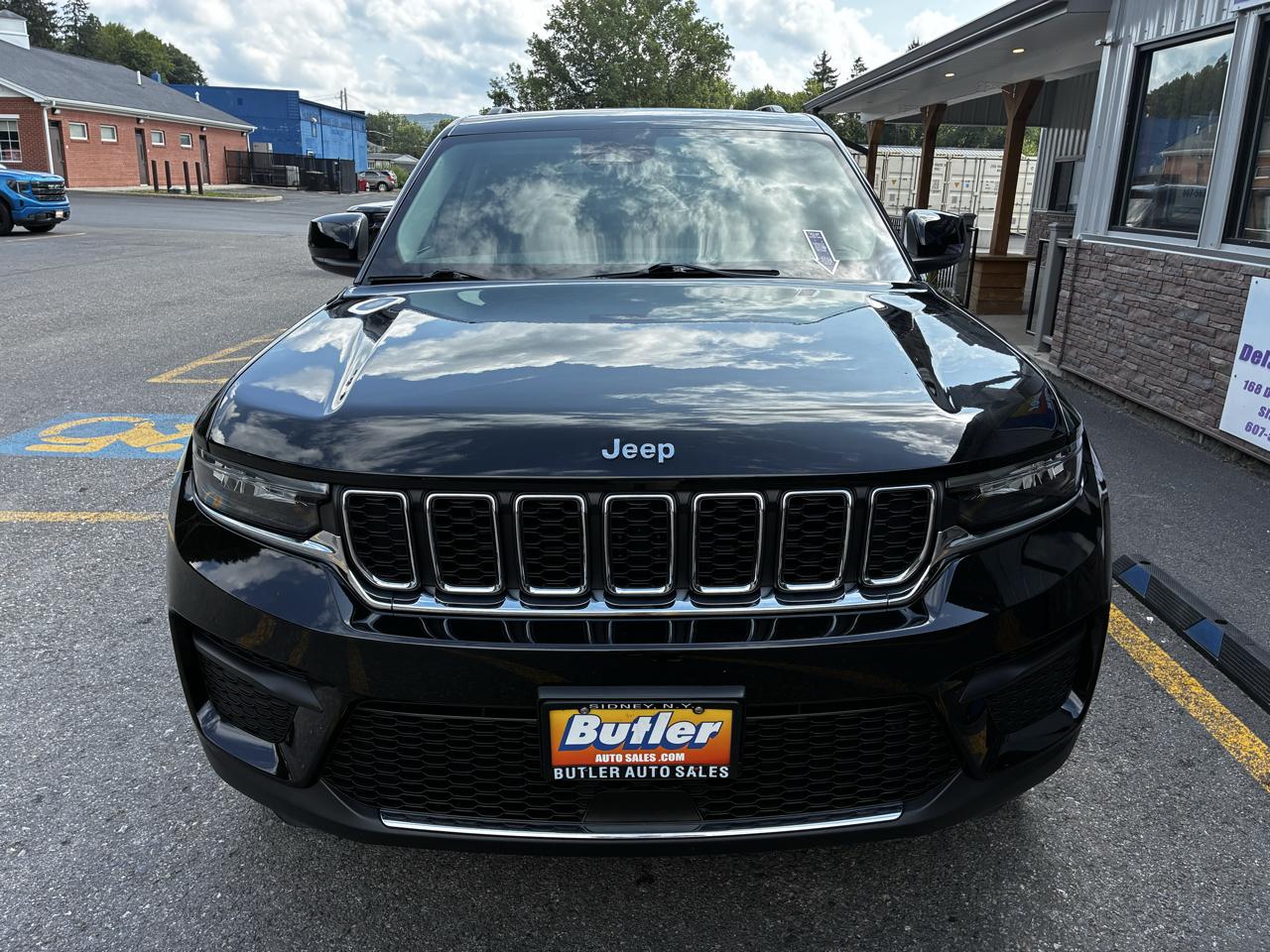 Jeep Grand Cherokee Laredo 4WD 2023