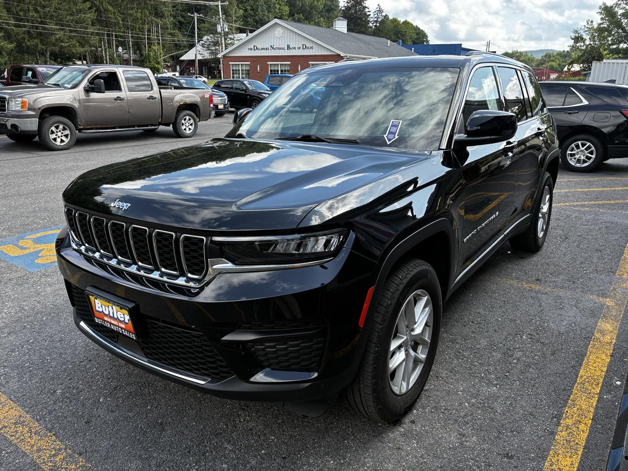 Jeep Grand Cherokee Laredo 4WD 2023