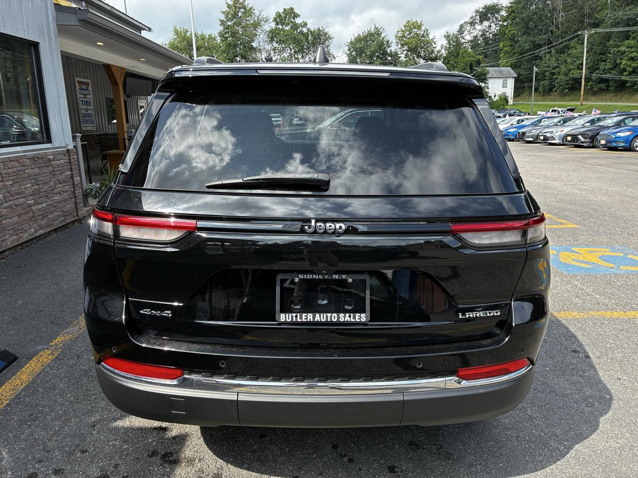 Jeep Grand Cherokee Laredo 4WD 2023