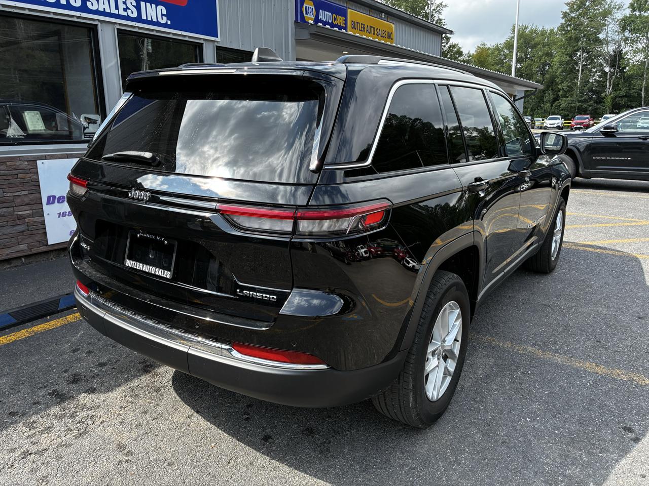 Jeep Grand Cherokee Laredo 4WD 2023