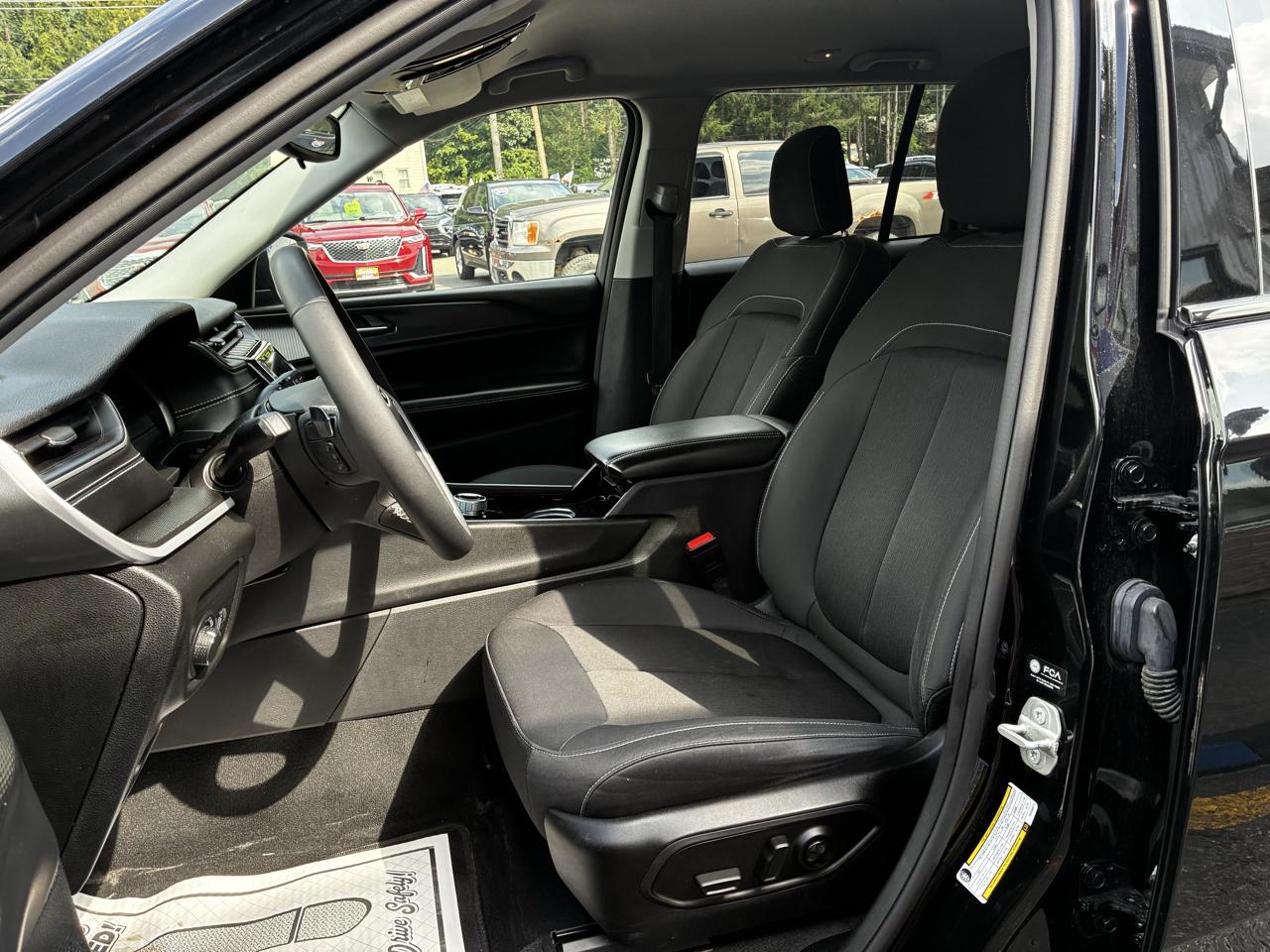 Jeep Grand Cherokee Laredo 4WD 2023