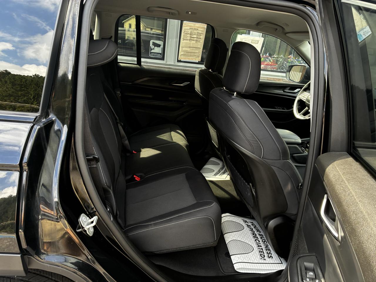 Jeep Grand Cherokee Laredo 4WD 2023