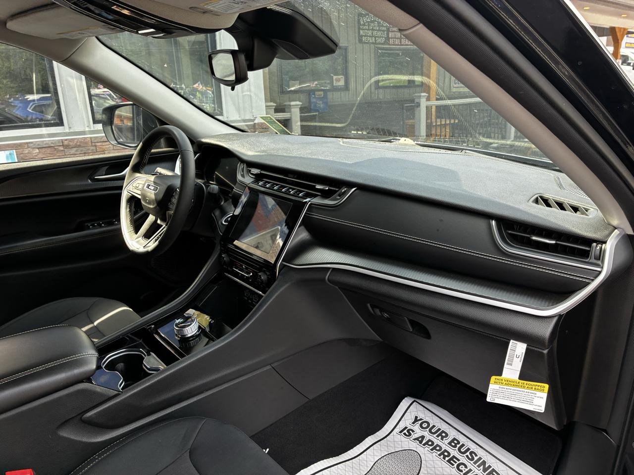 Jeep Grand Cherokee Laredo 4WD 2023