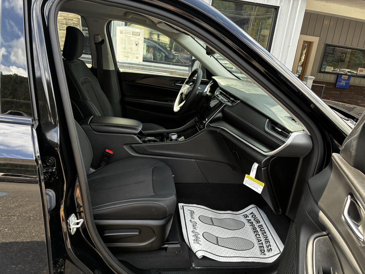 Jeep Grand Cherokee Laredo 4WD 2023