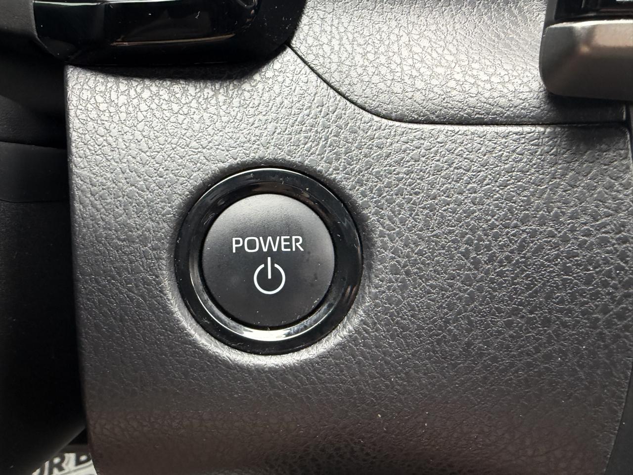 Toyota Camry Hybrid SE AWD 2025
