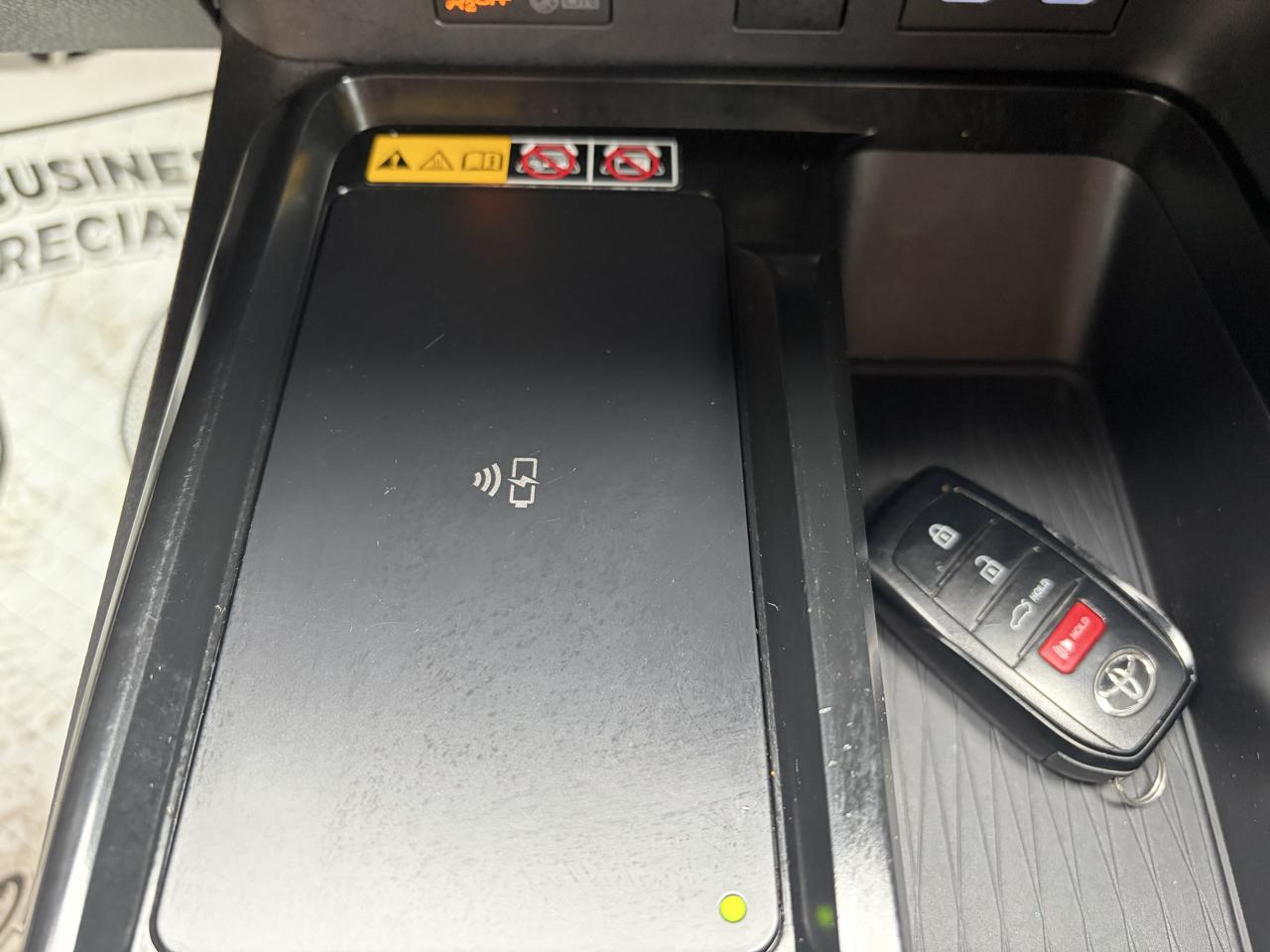 Toyota Camry Hybrid SE AWD 2025