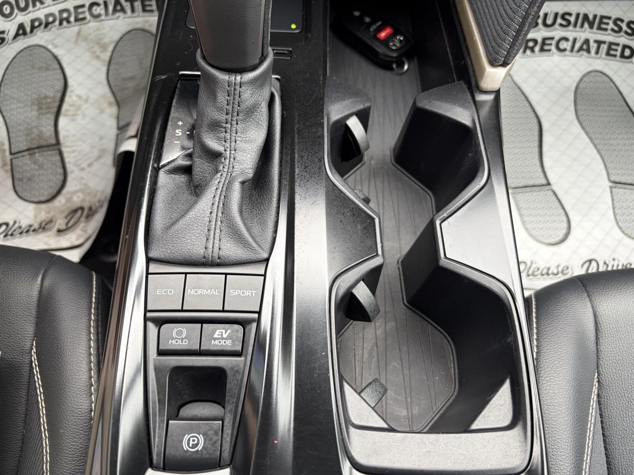 Toyota Camry Hybrid SE AWD 2025
