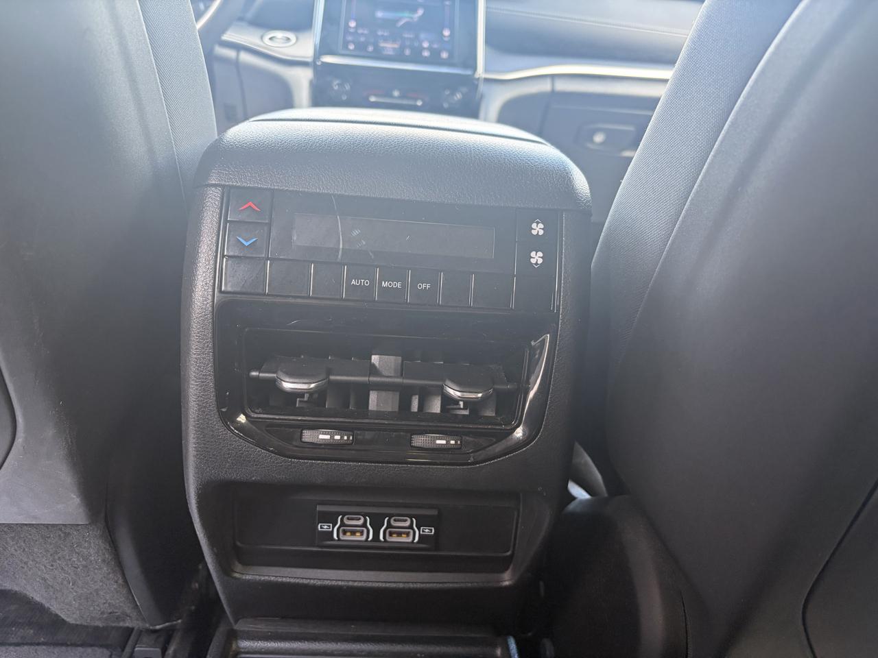 Jeep Grand Cherokee L Laredo 4WD 2023