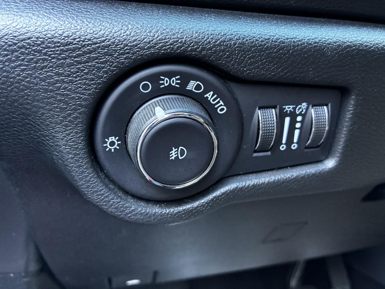 Chrysler Pacifica Select 2025
