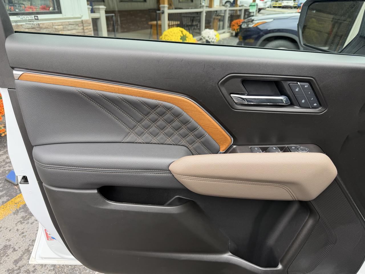 GMC Canyon Denali Crew Cab 4WD 2025