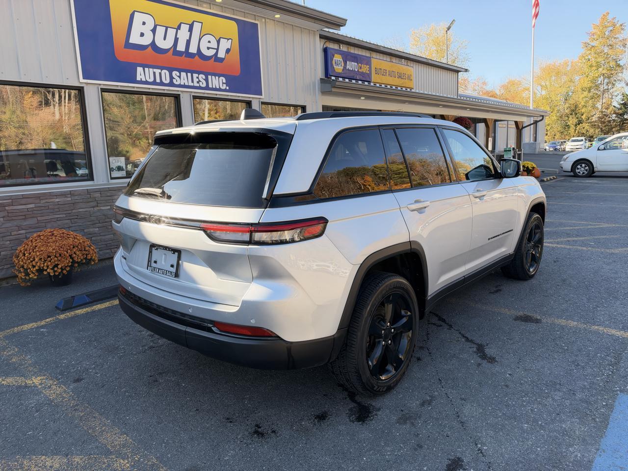 Jeep Grand Cherokee Laredo 4WD 2023