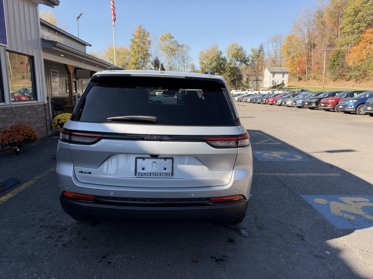 Jeep Grand Cherokee Laredo 4WD 2023