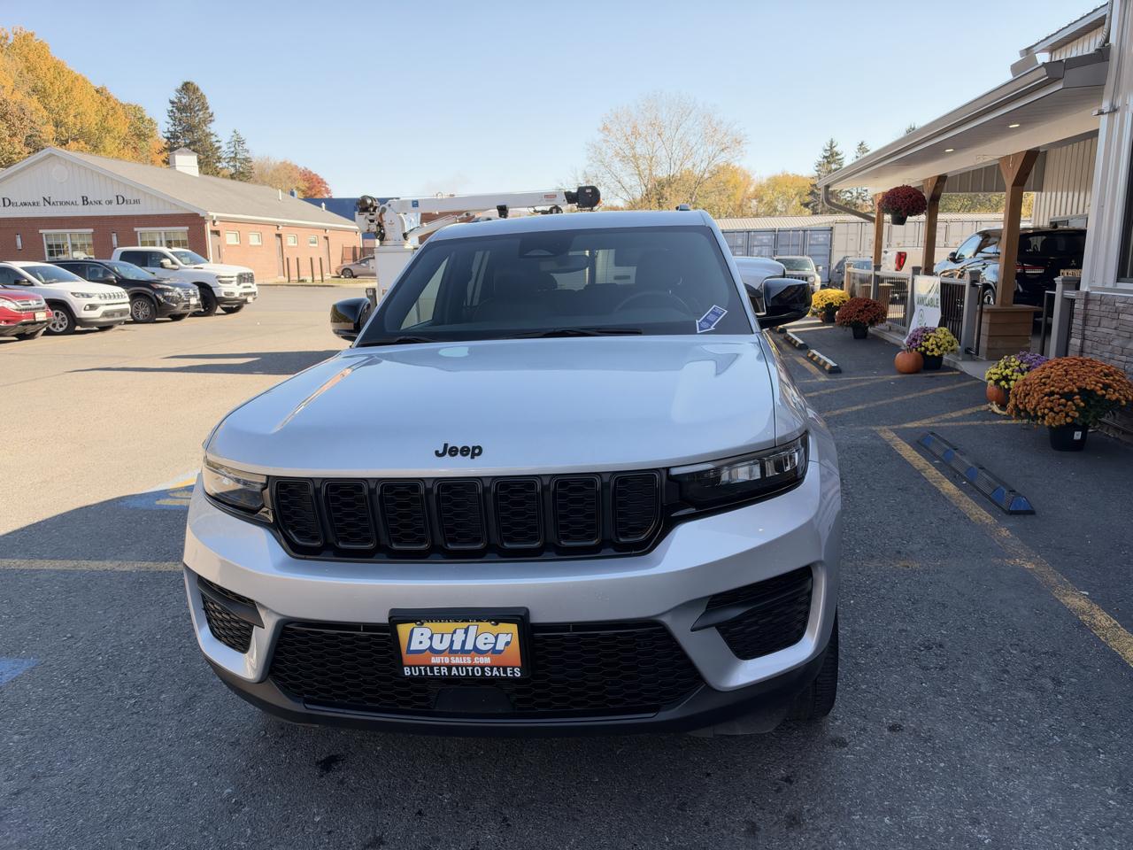 Jeep Grand Cherokee Laredo 4WD 2023