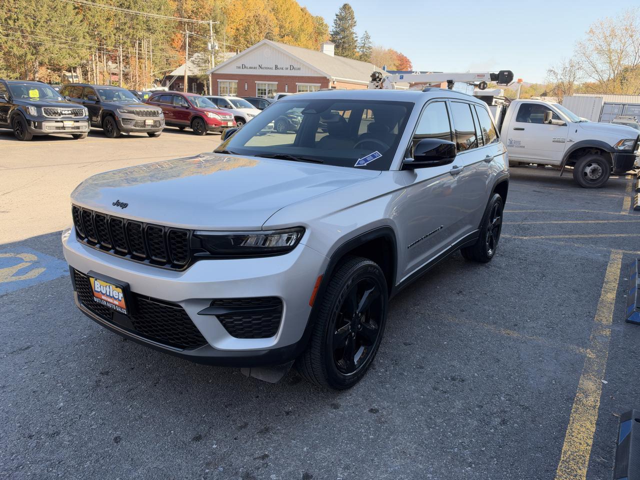 Jeep Grand Cherokee Laredo 4WD 2023