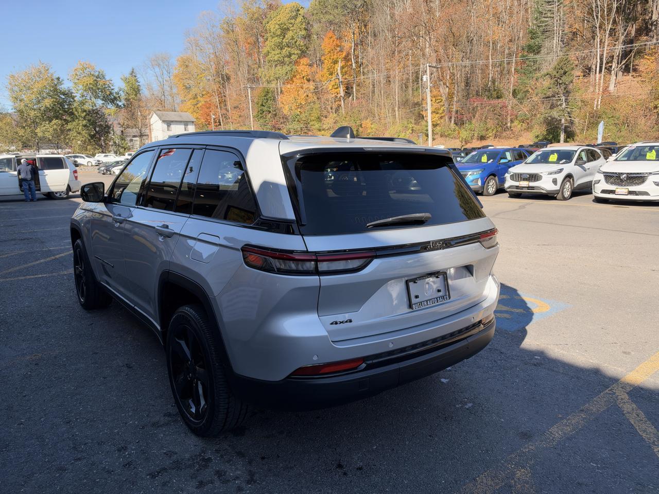 Jeep Grand Cherokee Laredo 4WD 2023