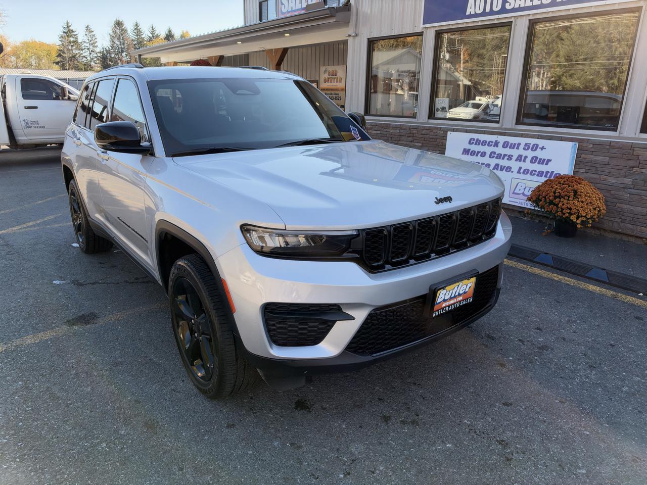 Jeep Grand Cherokee Laredo 4WD 2023