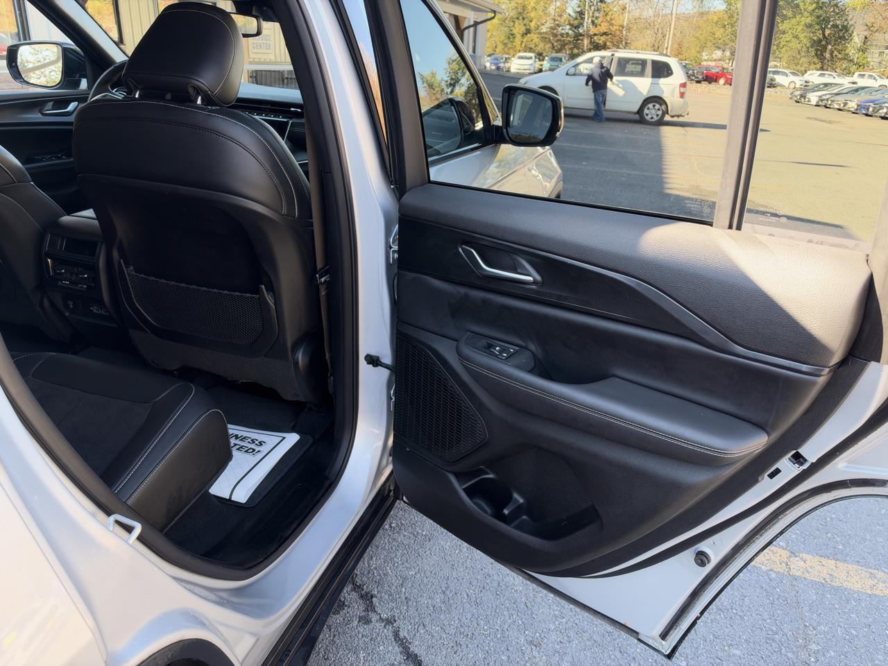 Jeep Grand Cherokee Laredo 4WD 2023