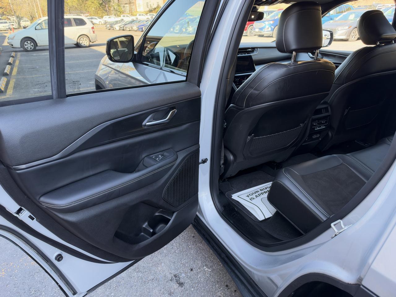 Jeep Grand Cherokee Laredo 4WD 2023