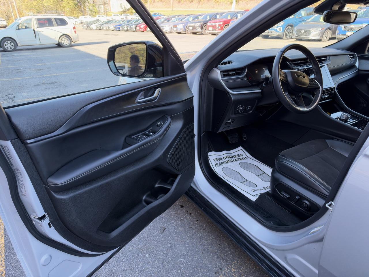 Jeep Grand Cherokee Laredo 4WD 2023