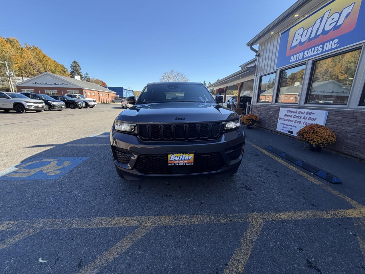 Jeep Grand Cherokee Laredo 4WD 2024