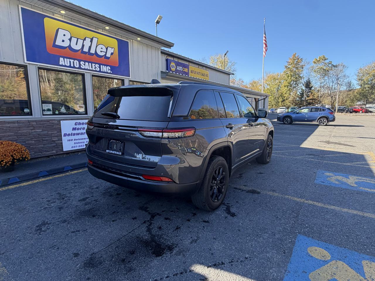 Jeep Grand Cherokee Laredo 4WD 2024