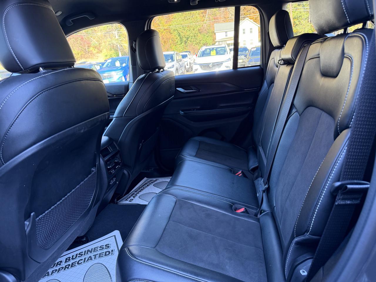 Jeep Grand Cherokee Laredo 4WD 2024