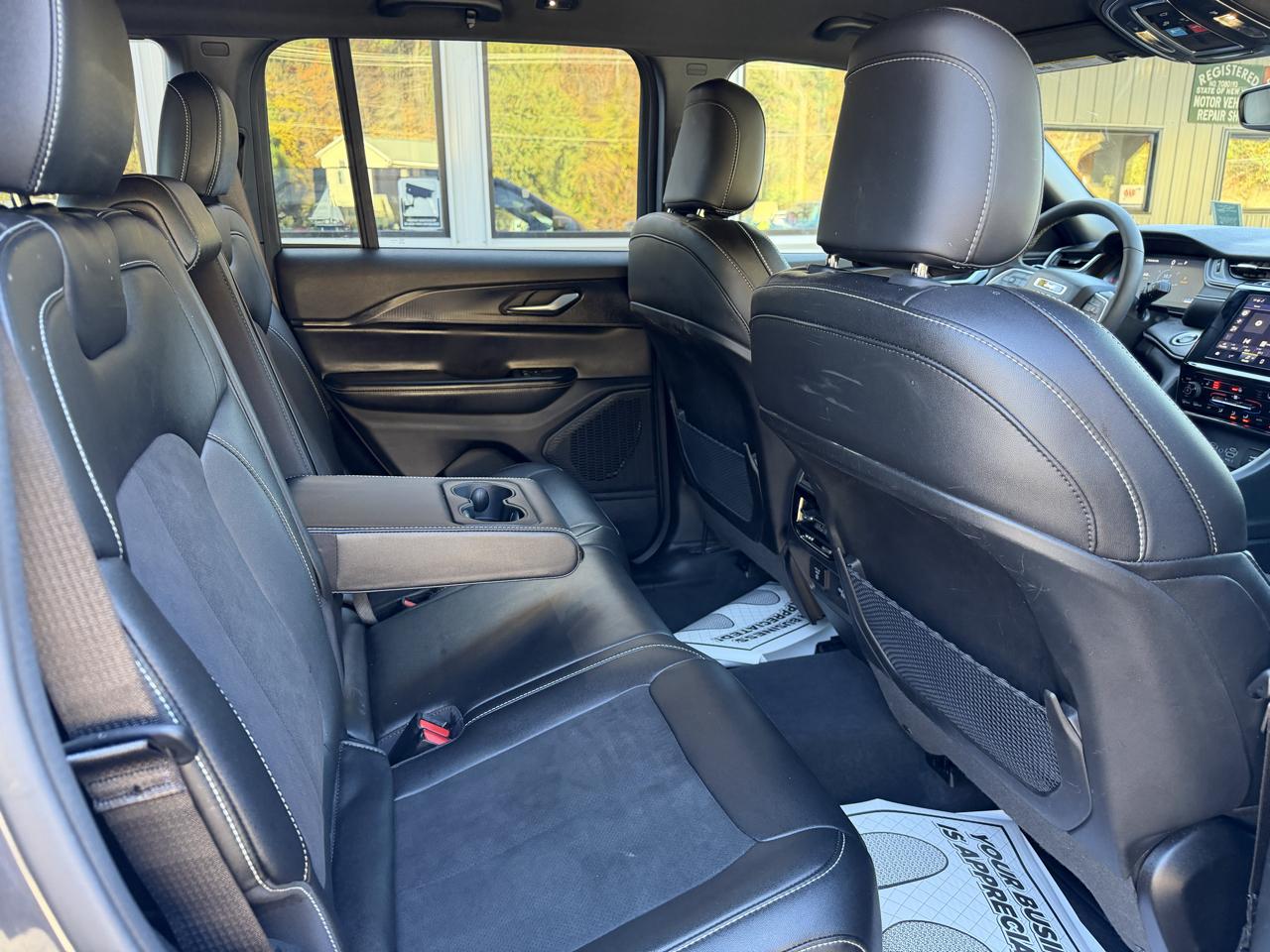 Jeep Grand Cherokee Laredo 4WD 2024