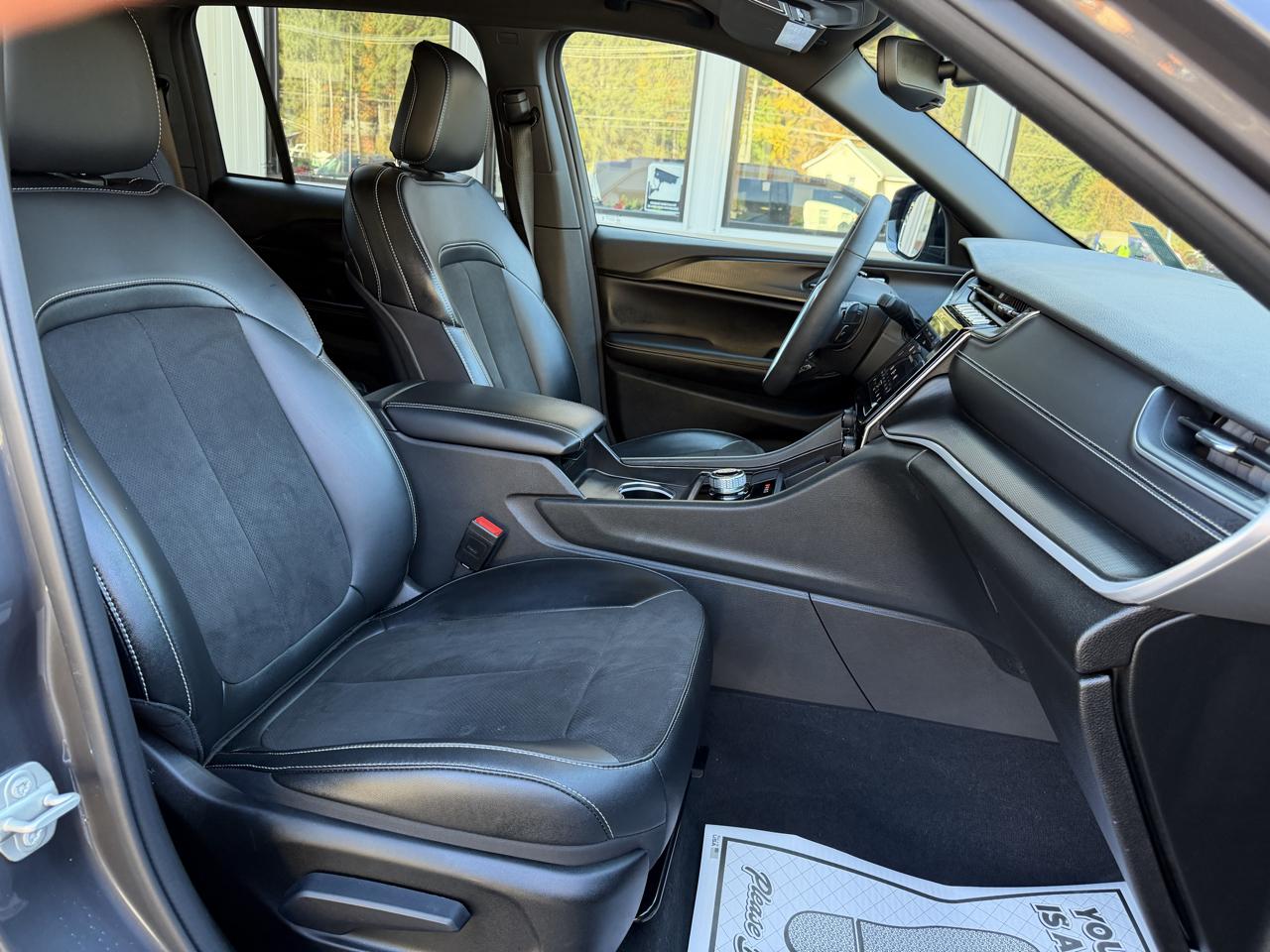 Jeep Grand Cherokee Laredo 4WD 2024