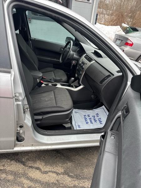 Ford Focus SE Sedan 2010