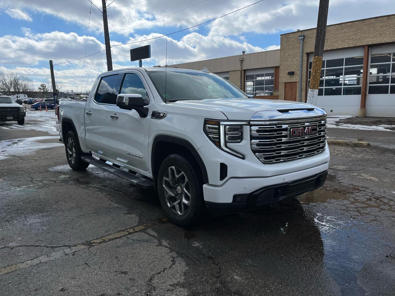 GMC Sierra 1500 SLT Crew Cab 4WD 2025