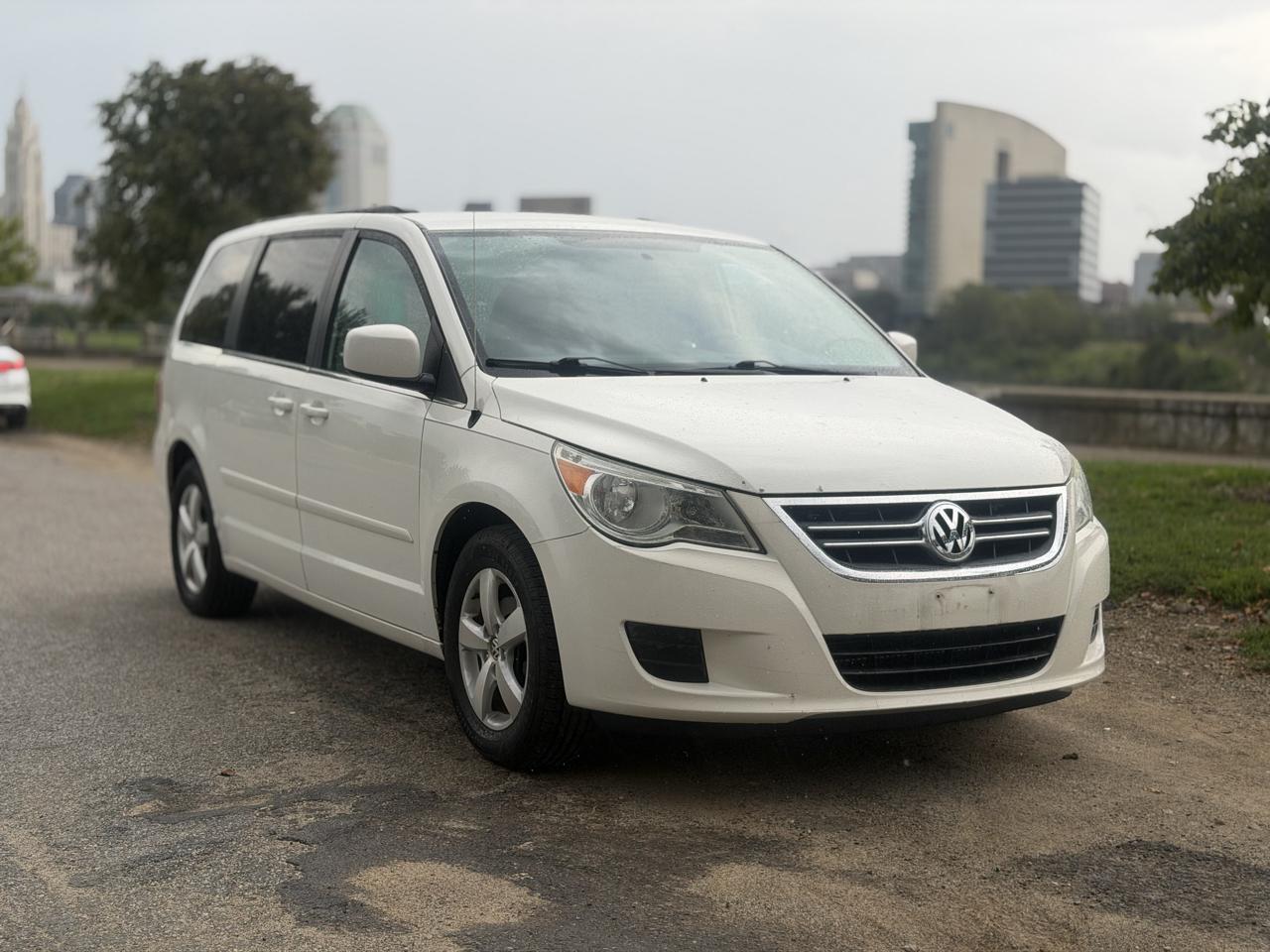 Volkswagen Routan SE 2011